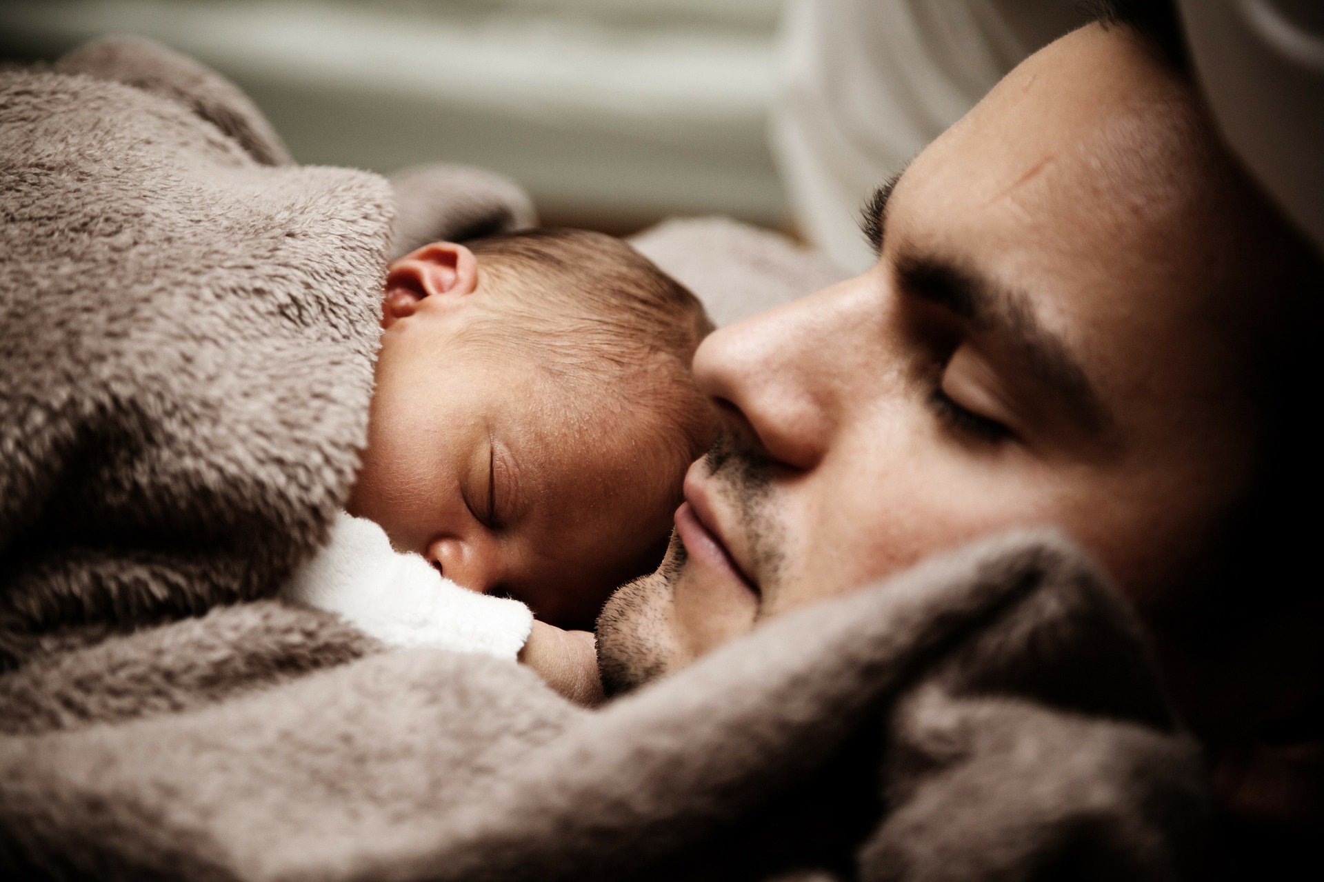 Tatusiowe coraz częściej korzystają z urlopu ojcowskiego